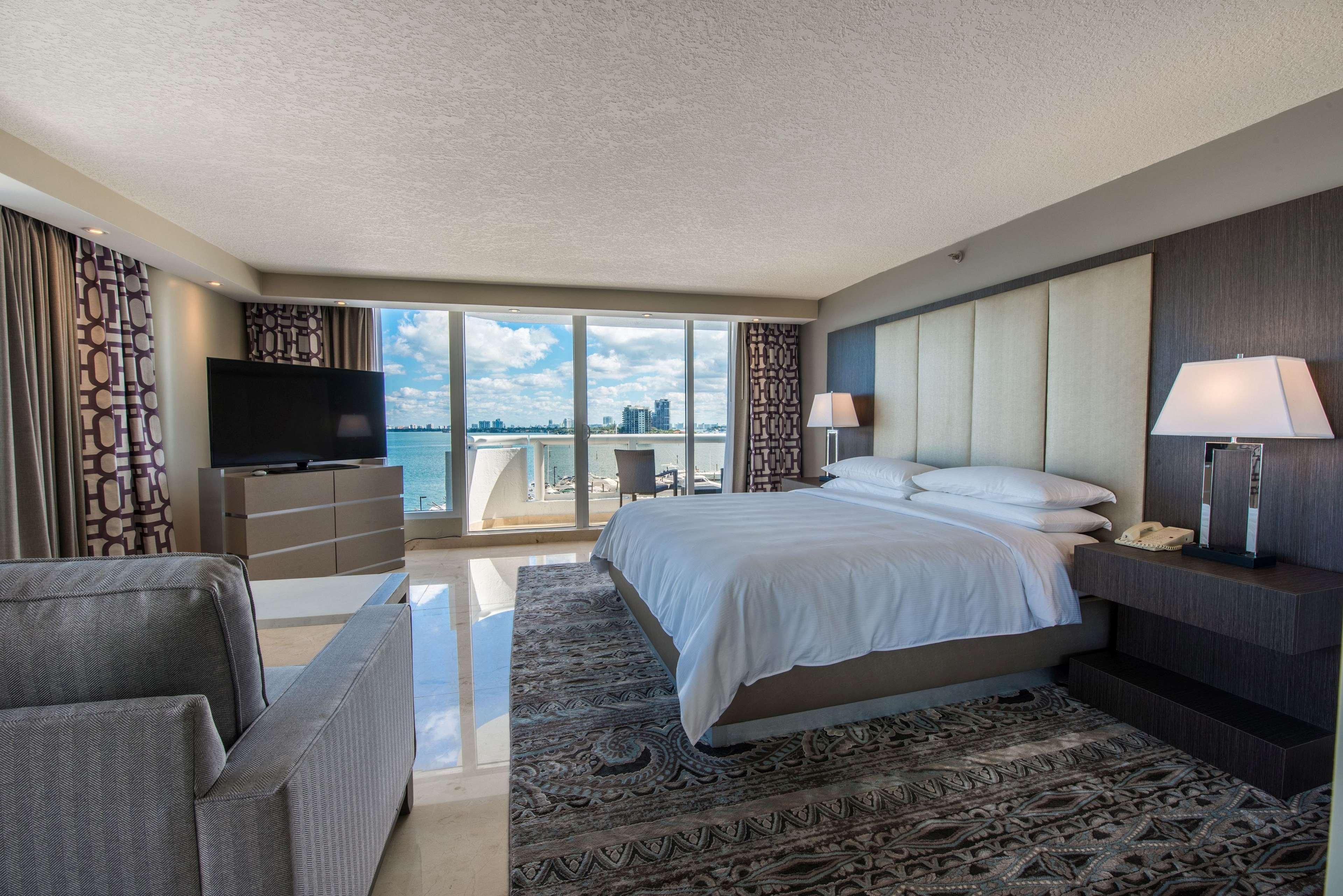 Doubletree By Hilton Grand Hotel Biscayne Bay Miami Esterno foto