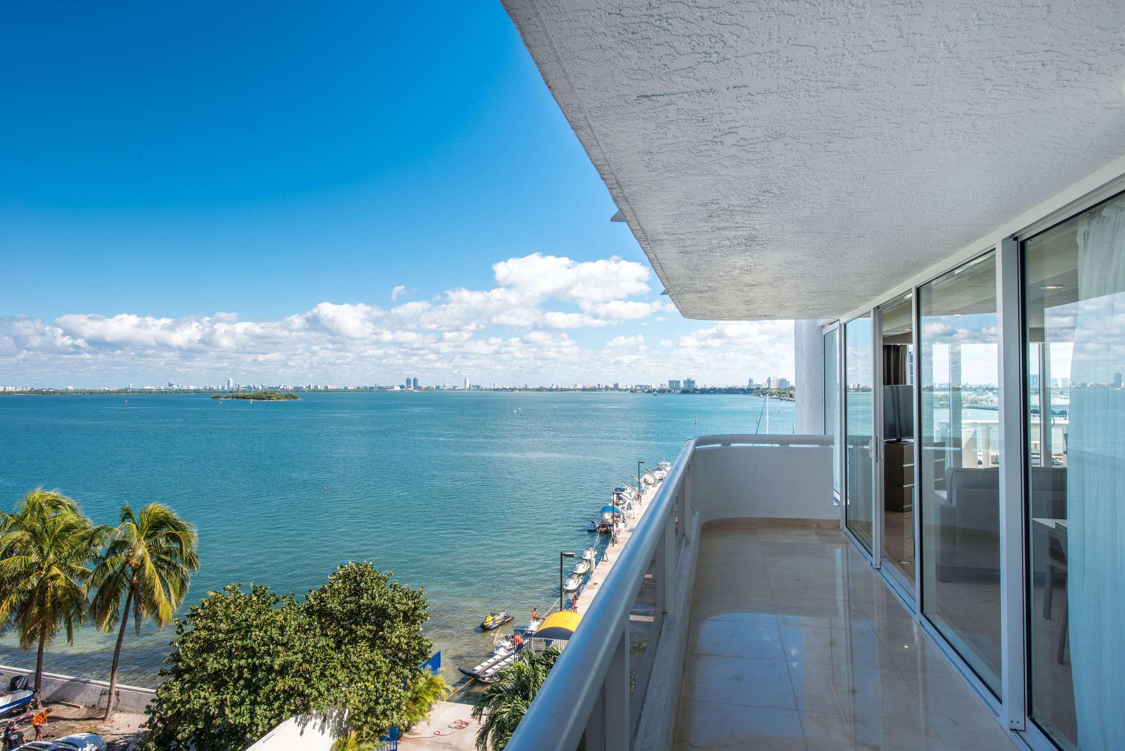 Doubletree By Hilton Grand Hotel Biscayne Bay Miami Esterno foto