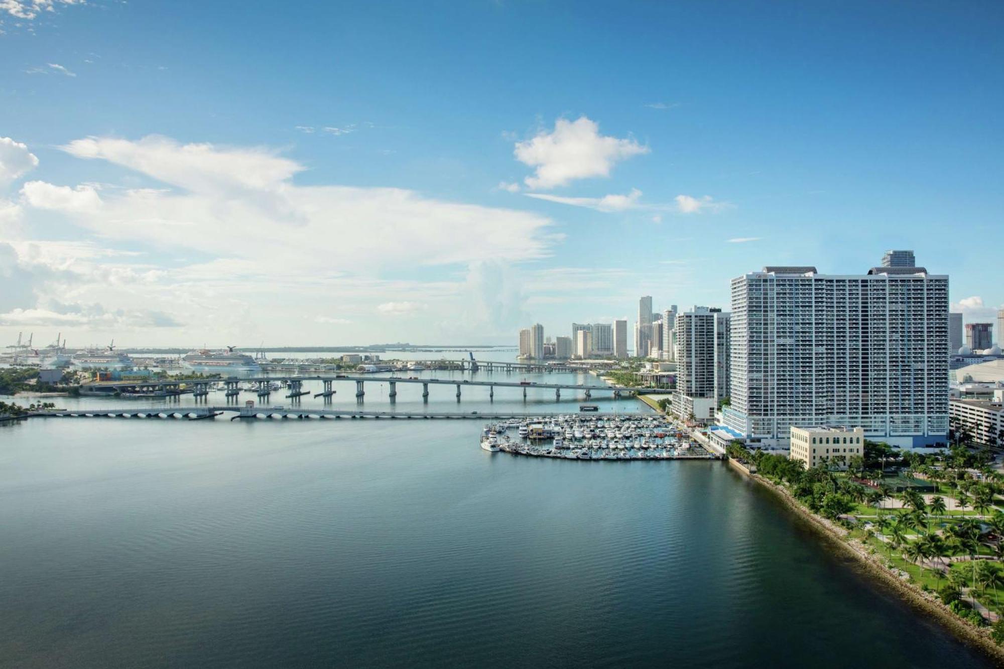 Doubletree By Hilton Grand Hotel Biscayne Bay Miami Esterno foto