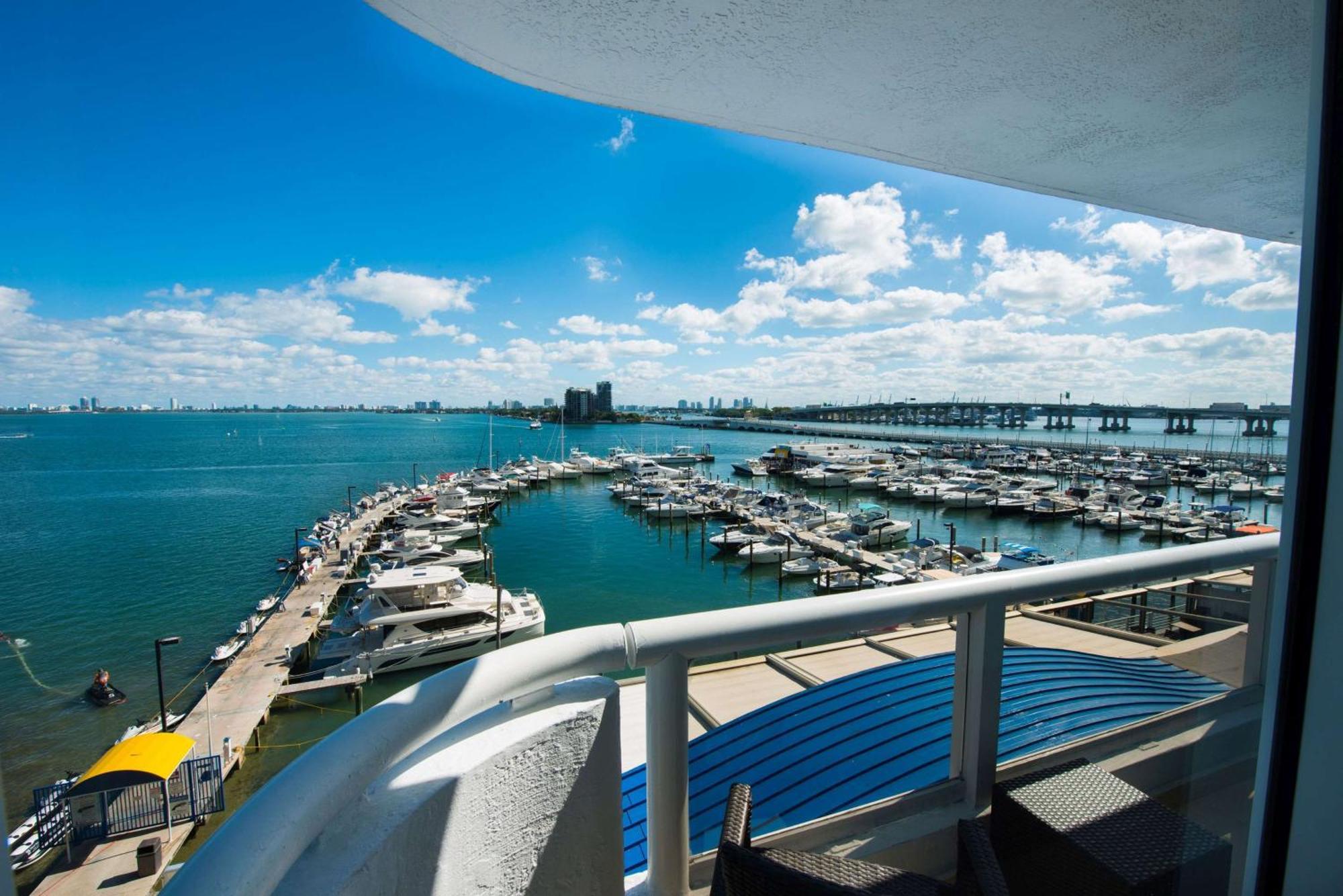 Doubletree By Hilton Grand Hotel Biscayne Bay Miami Esterno foto