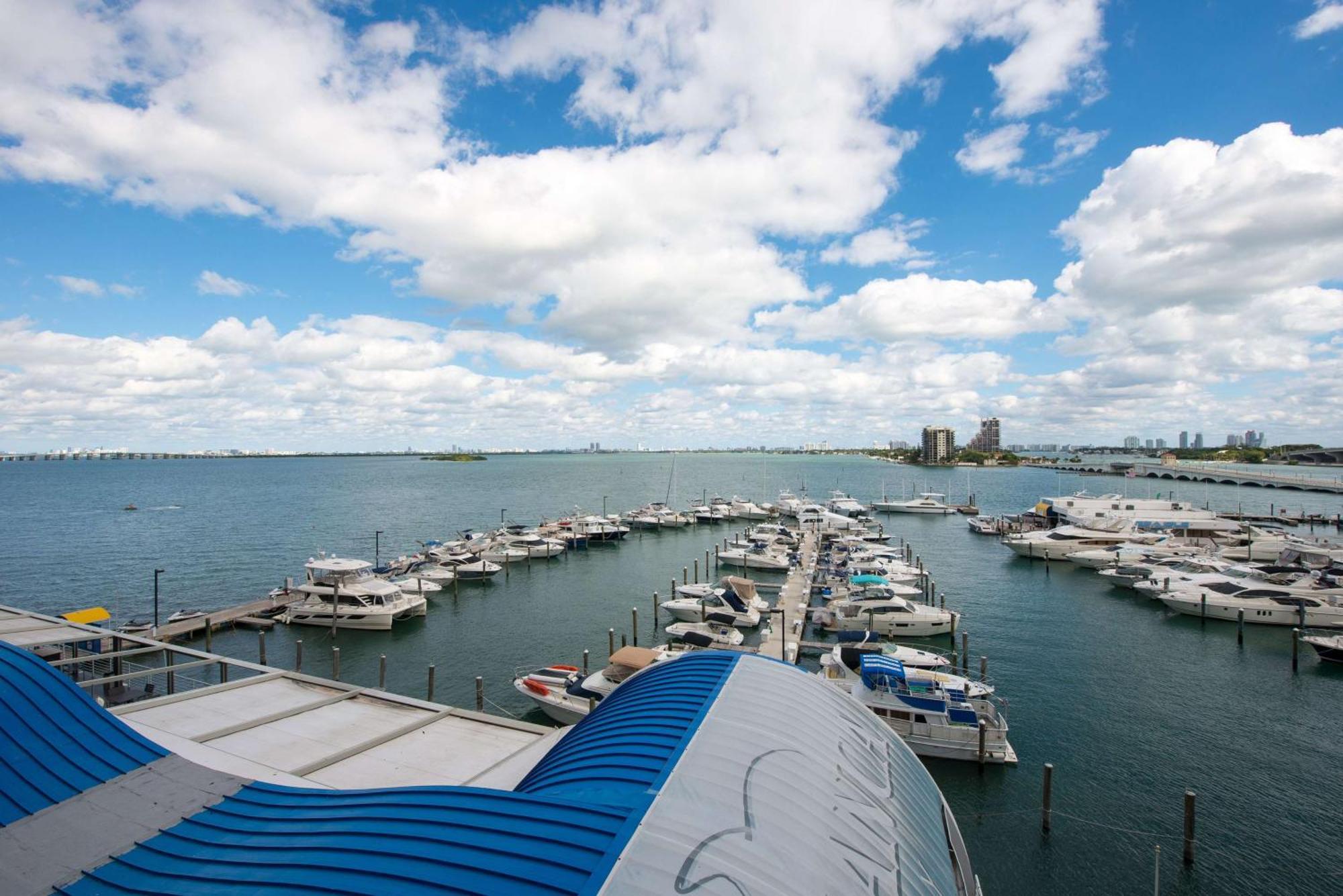 Doubletree By Hilton Grand Hotel Biscayne Bay Miami Esterno foto