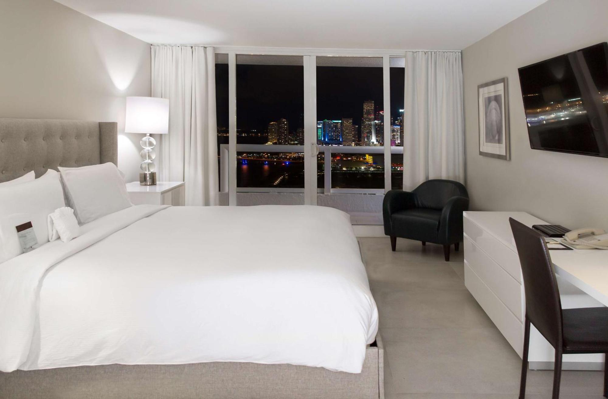 Doubletree By Hilton Grand Hotel Biscayne Bay Miami Esterno foto