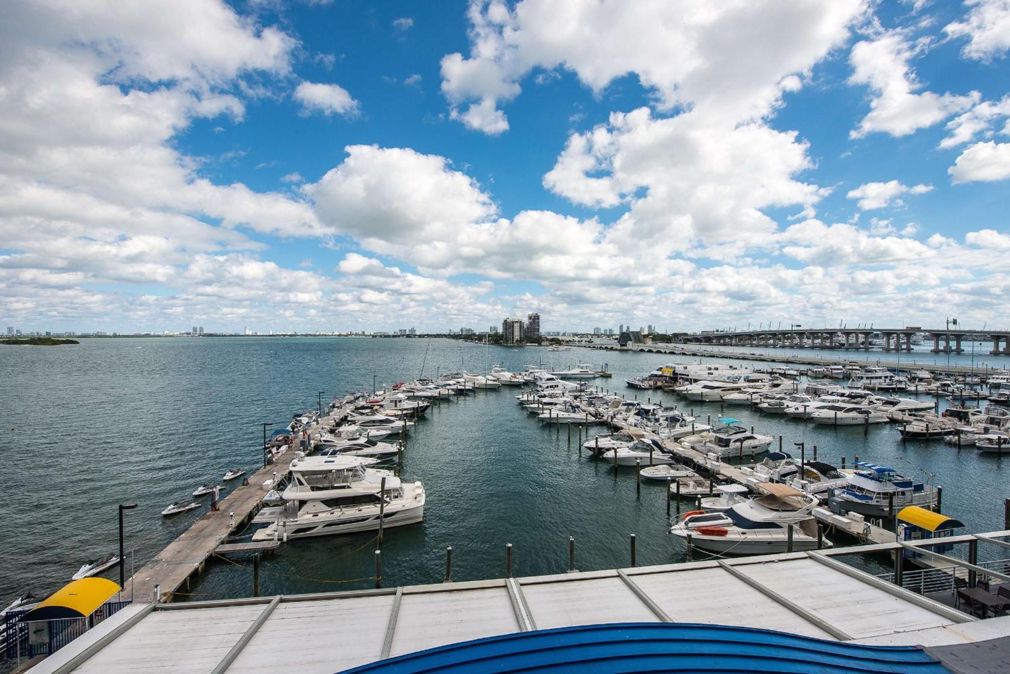 Doubletree By Hilton Grand Hotel Biscayne Bay Miami Esterno foto