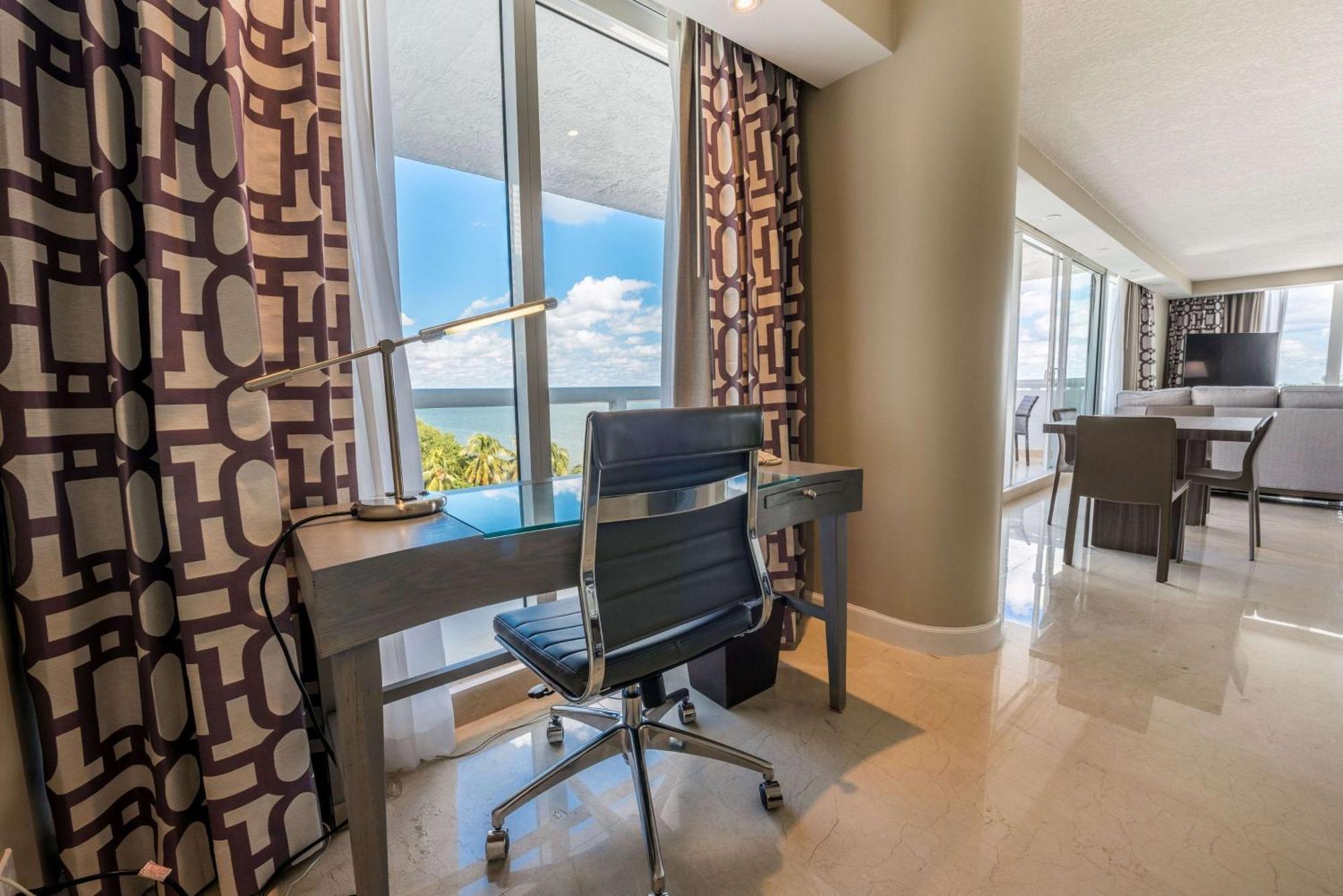 Doubletree By Hilton Grand Hotel Biscayne Bay Miami Esterno foto
