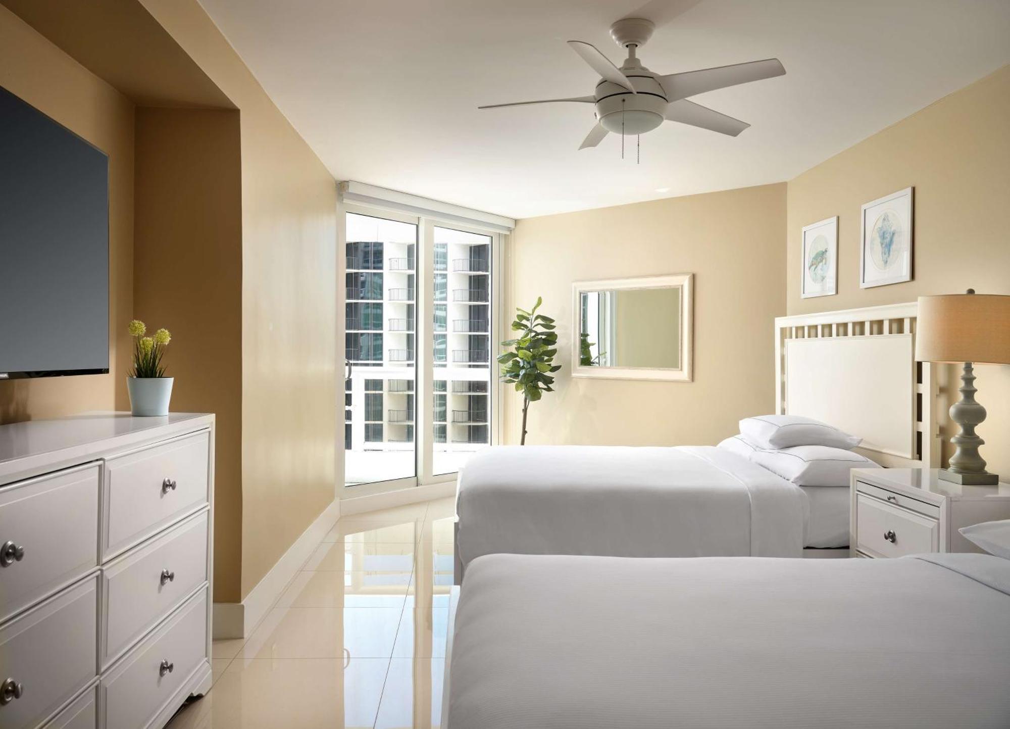 Doubletree By Hilton Grand Hotel Biscayne Bay Miami Esterno foto