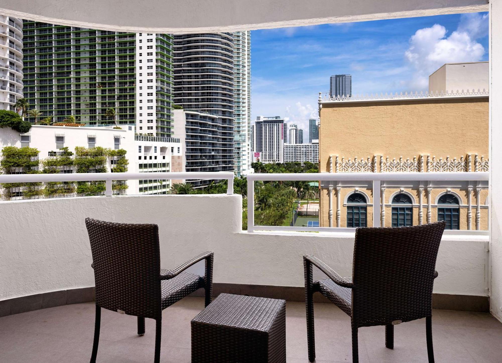 Doubletree By Hilton Grand Hotel Biscayne Bay Miami Esterno foto