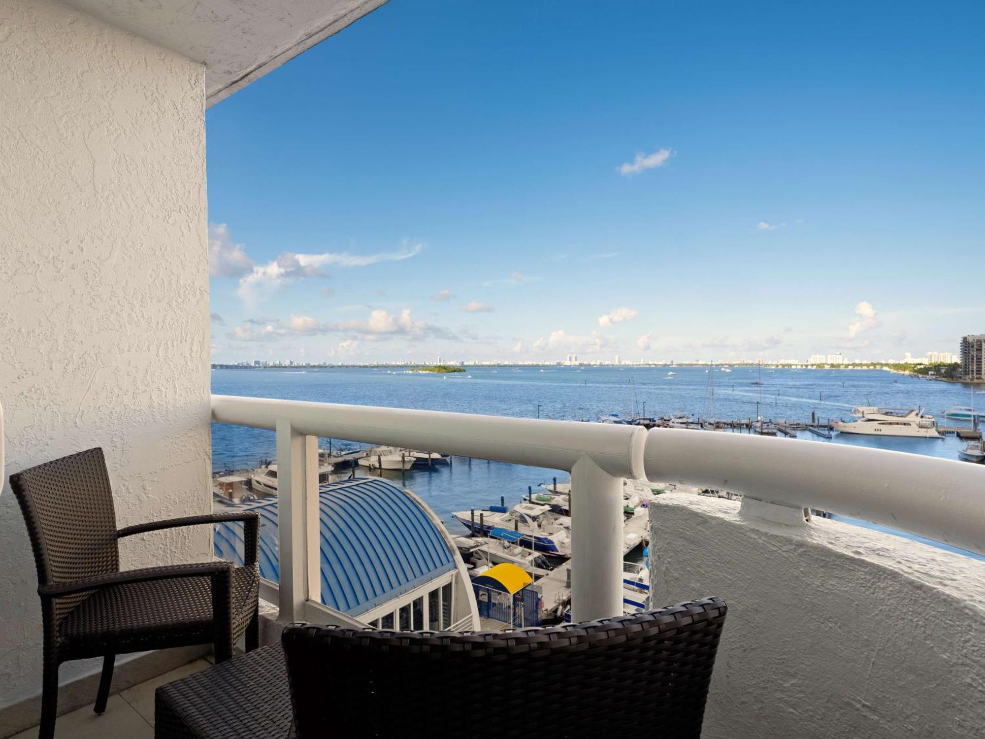 Doubletree By Hilton Grand Hotel Biscayne Bay Miami Esterno foto