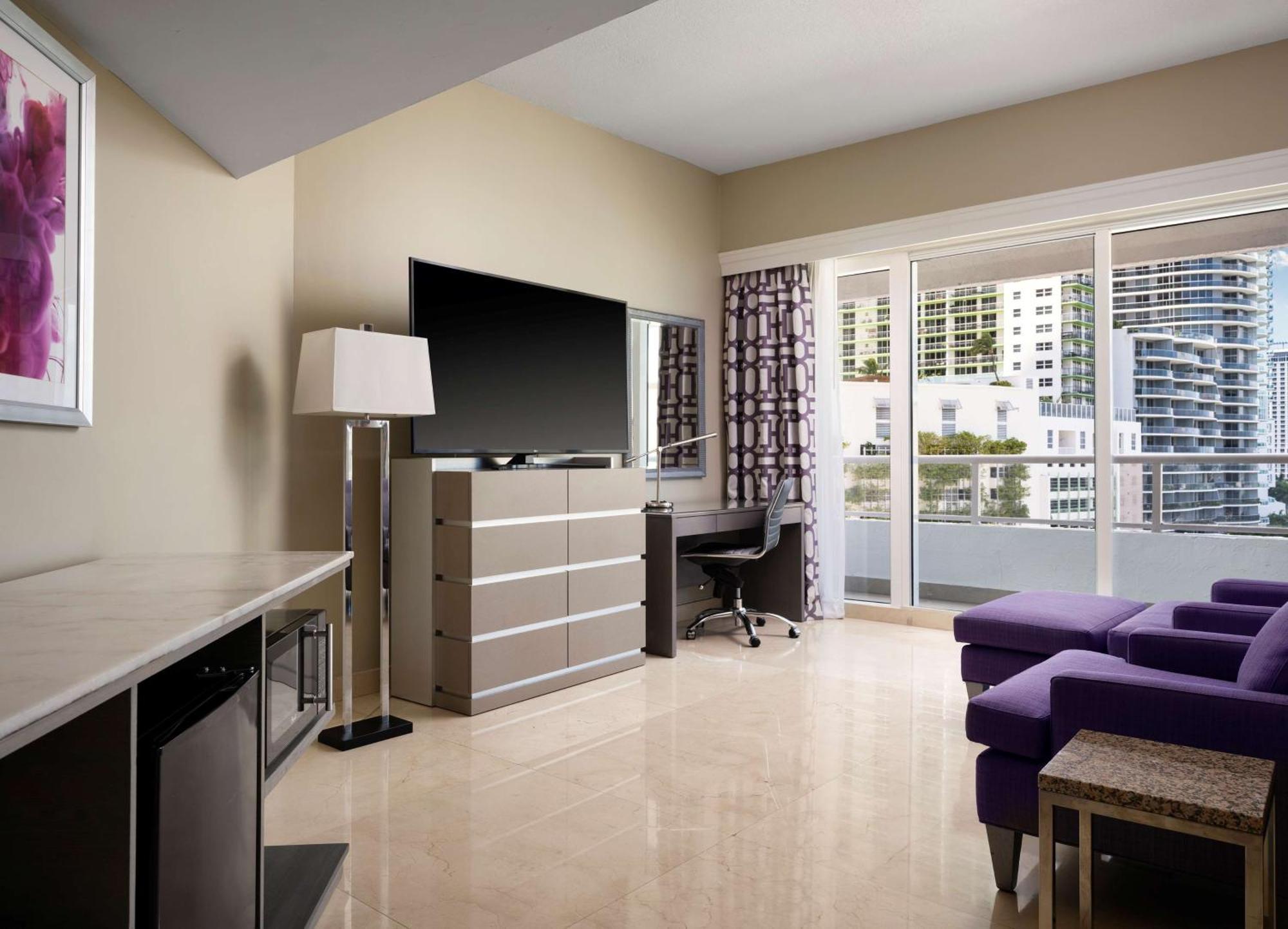 Doubletree By Hilton Grand Hotel Biscayne Bay Miami Esterno foto